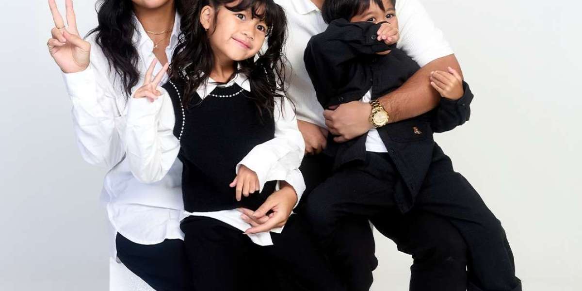 Where Can I Book the Best Family Photoshoot, Photobooth & Professional Headshots in Toronto and Montreal?